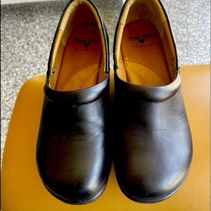 Like new nursemate clogs